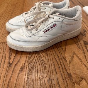 Reebok white tennis shoes. Comfy and easy to wear. Perfect for everyday wear